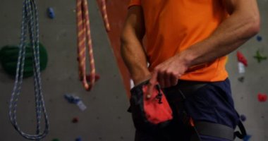 Tebeşir tozu bouldering spor salonunda 4 k bir torba elini koyarak adam