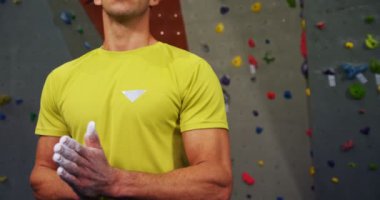 Adam ellerini bouldering spor salonunda 4 k yapay duvar tırmanışı önce tebeşir tozu ile toz
