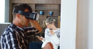 Sanal gerçeklik kulaklık cep telefonu ofisinde 4 k arka planda konuşurken meslektaşım süre kullanarak yürütme