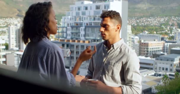 Koppel Bespreken Terwijl Het Hebben Van Koffie Balkon Bij Huis — Stockvideo