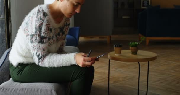 Besorgte Weibliche Führungskraft Nutzt Handy Büro — Stockvideo