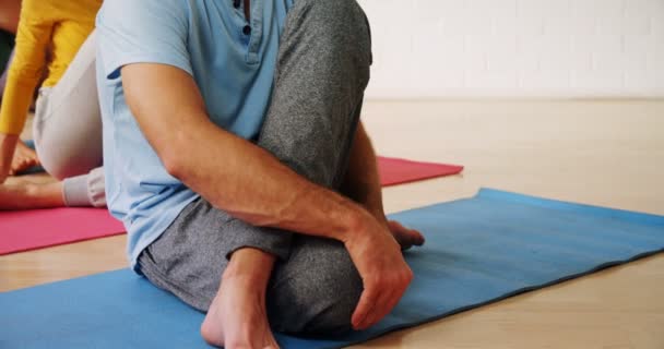 Groupe Personnes Faisant Yoga Studio Fitness — Video
