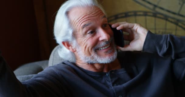 Gelukkig Senior Man Praten Mobiele Telefoon Thuis — Stockvideo