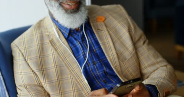 Sonriente Hombre Negocios Senior Escuchando Música Los Auriculares — Vídeos de Stock