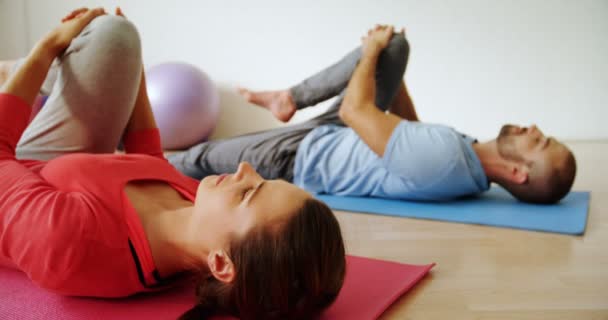 Hombre Mujer Haciendo Ejercicio Estiramiento Piernas Gimnasio — Vídeos de Stock