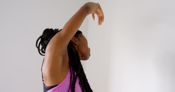 在健身室做运动的漂亮女人4K — 图库视频影像