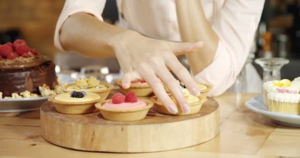 Vrouwelijke Serveerster Schikken Zoete Voedingsmiddelen Aan Balie Café — Stockvideo