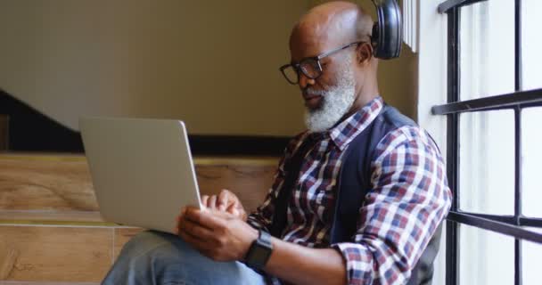 Attente Mannelijke Leidinggevenden Laptop Gebruiken Office — Stockvideo