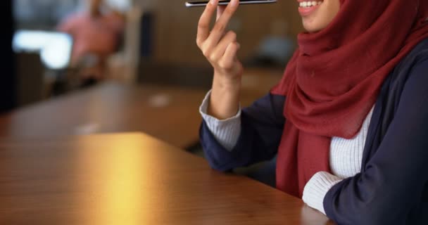 关闭的妇女谈论手机在自助餐厅4K — 图库视频影像