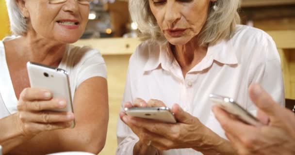 Närbild Senior Vänner Använda Mobiltelefoner Café — Stockvideo