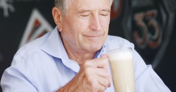 Homme Âgé Actif Ayant Milkshake Dans Café — Video