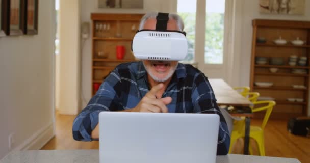 Senior Man Met Behulp Van Virtual Reality Headset Keuken Bij — Stockvideo