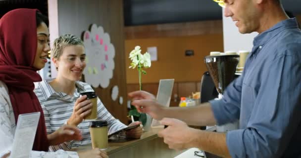 Женщина Делает Оплату Помощью Кредитной Карты Прилавок Кафе — стоковое видео