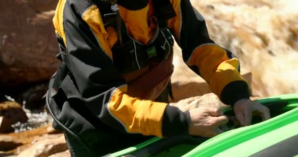 Gros Plan Femme Qui Prépare Faire Kayak Dans Rivière — Video