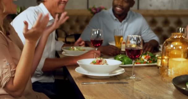 幸せな笑顔で話を夕食の席でパーティー — ストック動画