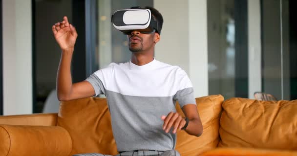 Ejecutiva Masculina Usando Auriculares Realidad Virtual Sofá Oficina — Vídeos de Stock