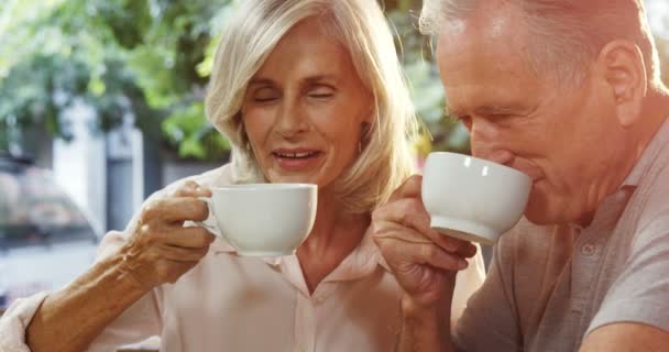 Gelukkige Senior Paar Met Koffie Café — Stockvideo