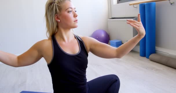 Vacker Kvinna Gör Yoga Gymmet — Stockvideo
