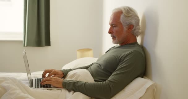 Senior Mann Mit Laptop Auf Dem Bett Schlafzimmer Hause — Stockvideo