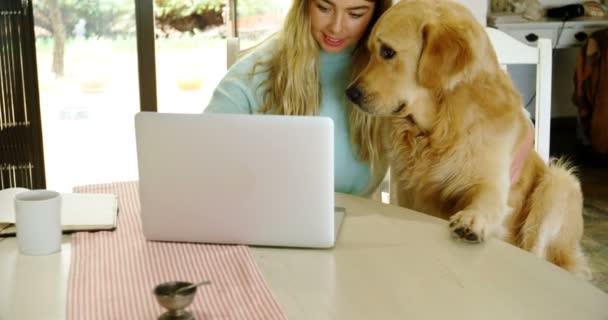 Mujer Joven Usando Ordenador Portátil Con Perro Casa — Vídeo de stock