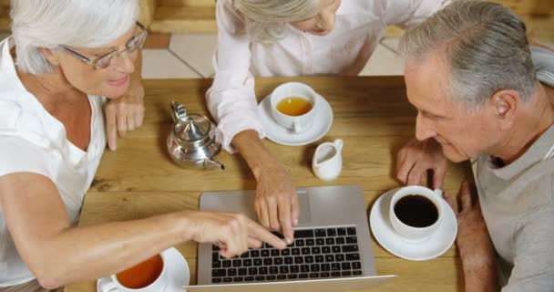 Hoge Hoek Weergave Senior Vrienden Bespreken Een Laptop Café — Stockvideo