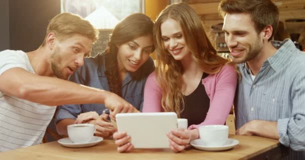 Grupo Amigos Usando Tablet Digital Café — Vídeo de Stock