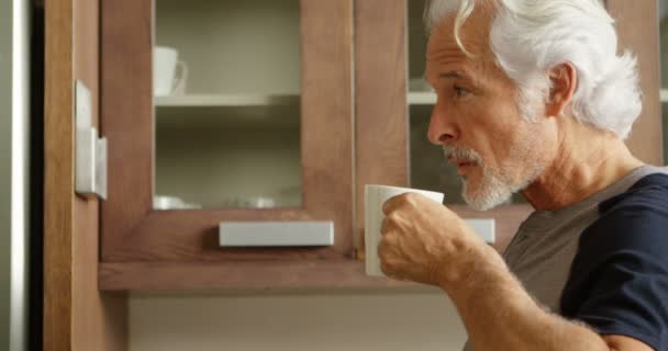 Homme Âgé Prenant Café Dans Cuisine Maison — Video