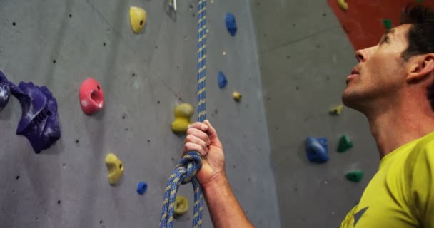 Hombre Sosteniendo Una Cuerda Cerca Pared Artificial Bouldering Gym — Vídeos de Stock
