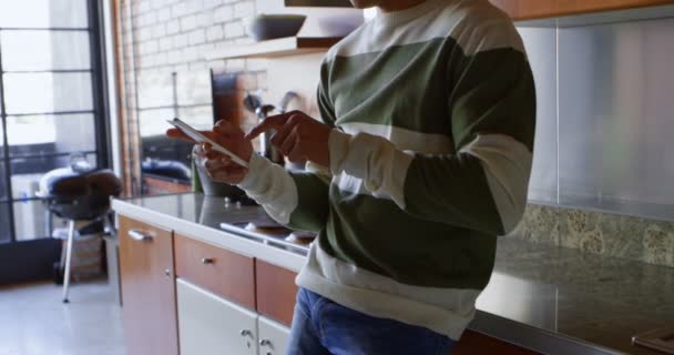 Άνθρωπος Μιλάει Στο Κινητό Τηλέφωνο Στην Κουζίνα Στο Σπίτι — Αρχείο Βίντεο