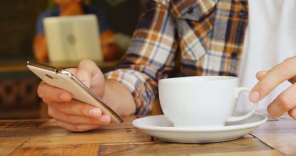 Prostřední Část Člověka Mají Kávu Při Používání Mobilního Telefonu Kavárně — Stock video