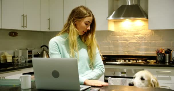 在家里玩她的狗在厨房里的女人4K — 图库视频影像