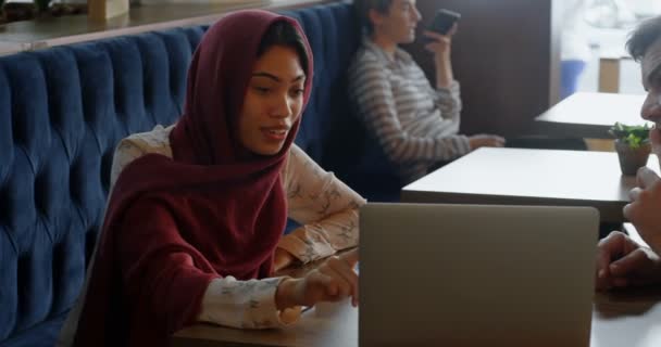 Amigos Discutindo Sobre Laptop Mesa Café — Vídeo de Stock