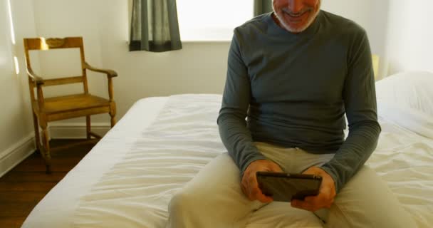 Uomo Anziano Utilizzando Tablet Digitale Sul Letto Camera Letto Casa — Video Stock