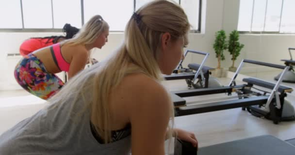 Vrouwen Doen Oefening Met Roei Machine Fitness Studio — Stockvideo