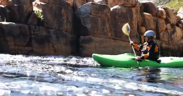 Femme Kayak Dans Rivière Par Une Journée Ensoleillée — Video