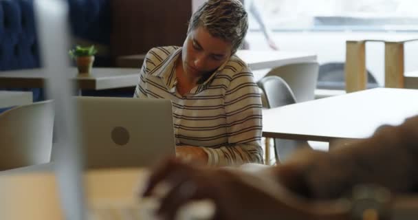 Due Donne Che Lavorano Tavola Nel Caffè — Video Stock