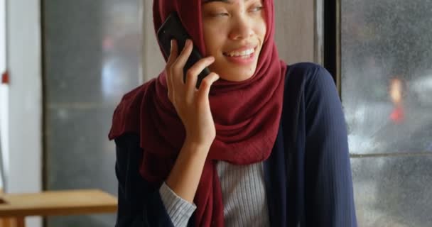 Happy Femme Cadre Parlant Sur Téléphone Portable Dans Bureau — Video