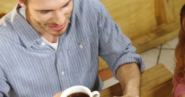 Pareja Feliz Tomando Café Negro Cafetería — Vídeos de Stock