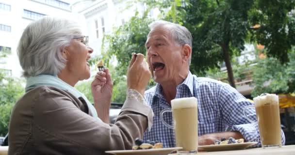 Sonriente Pareja Ancianos Alimentando Postre Uno Otro — Vídeos de Stock