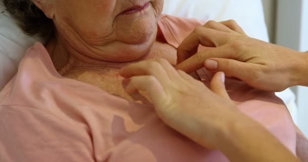 Närbild Läkare Att Sätta Del Bandage Senior Kvinna — Stockvideo