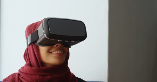 Exécutif Souriant Utilisant Casque Réalité Virtuelle Dans Bureau — Video