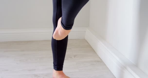 Γυναίκα Τεντώνοντας Πόδι Της Στο Barre Στο Studio Γυμναστικής — Αρχείο Βίντεο