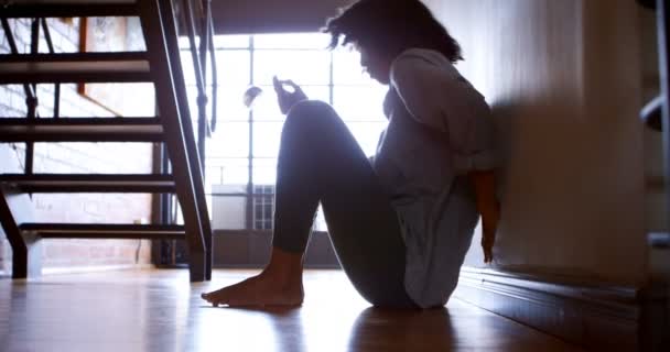 Mujer Usando Teléfono Móvil Mientras Está Sentado Suelo Casa — Vídeo de stock