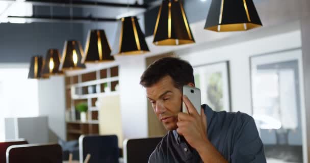 Мужчина Говорит Мобильному Телефону Столе Офисе — стоковое видео