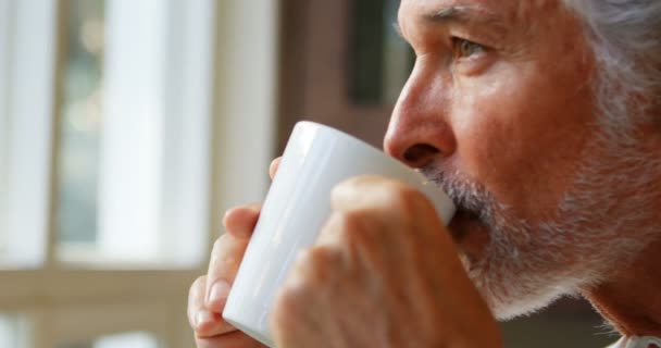 Primer Plano Del Hombre Mayor Tomando Café Casa — Vídeo de stock