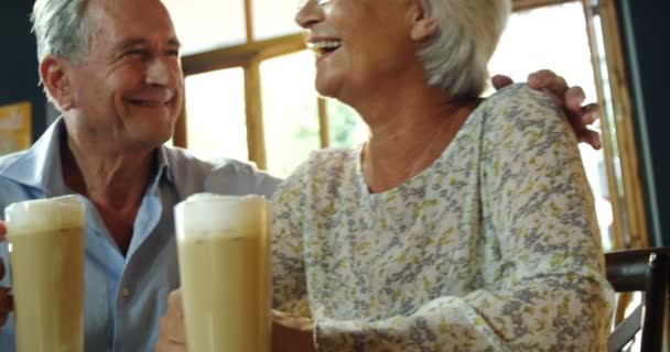 Starší muž líbání starší žena v kavárně proti slunečním 4k