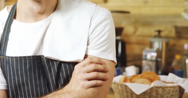 Portret Mężczyzna Kelner Stojąc Rękami Skrzyżowanymi Café — Wideo stockowe