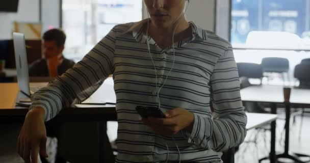 Hermosa Mujer Hablando Teléfono Móvil Cafetería — Vídeo de stock