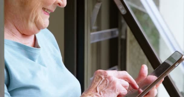 Primo Piano Della Donna Anziana Utilizzando Tablet Digitale Casa — Video Stock