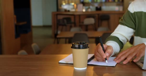 男性行政主管写日记在办公室食堂4K — 图库视频影像